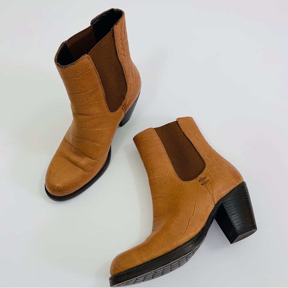 Fred De La Bretoniere heel ankle booties. EU 36, approximately US size 5.5.